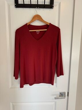 Orvis Women's V-Neck Long Sleeve Top in Burgundy